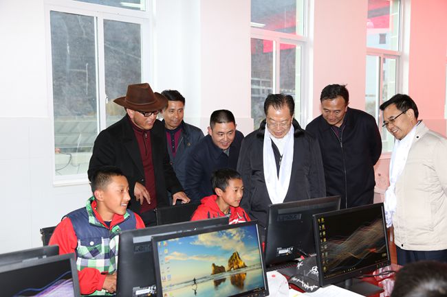 10、張學(xué)武董事長一行在集團(tuán)捐助的德欽縣“希望之星”電腦室考察，并饒有興致地教授學(xué)生使用搜索引擎_副本.jpg
