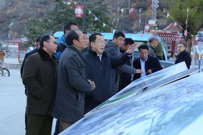 11、張學(xué)武董事長考察迪慶州阿墩子古城規(guī)劃建設(shè)情況_副本.jpg