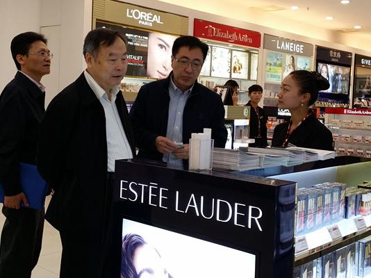 國有重點大型企業(yè)監(jiān)事會趙小平主席一行考察瑞麗、畹町兩家免稅店